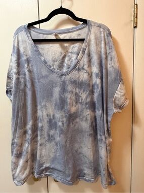 Velocity Women's Short Sleeve V-Neck Tee in Light Blue Tie-Dye